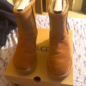 Beautiful Brand New exclusive Women Uggs. They have the word “ Ugg “ at the top.